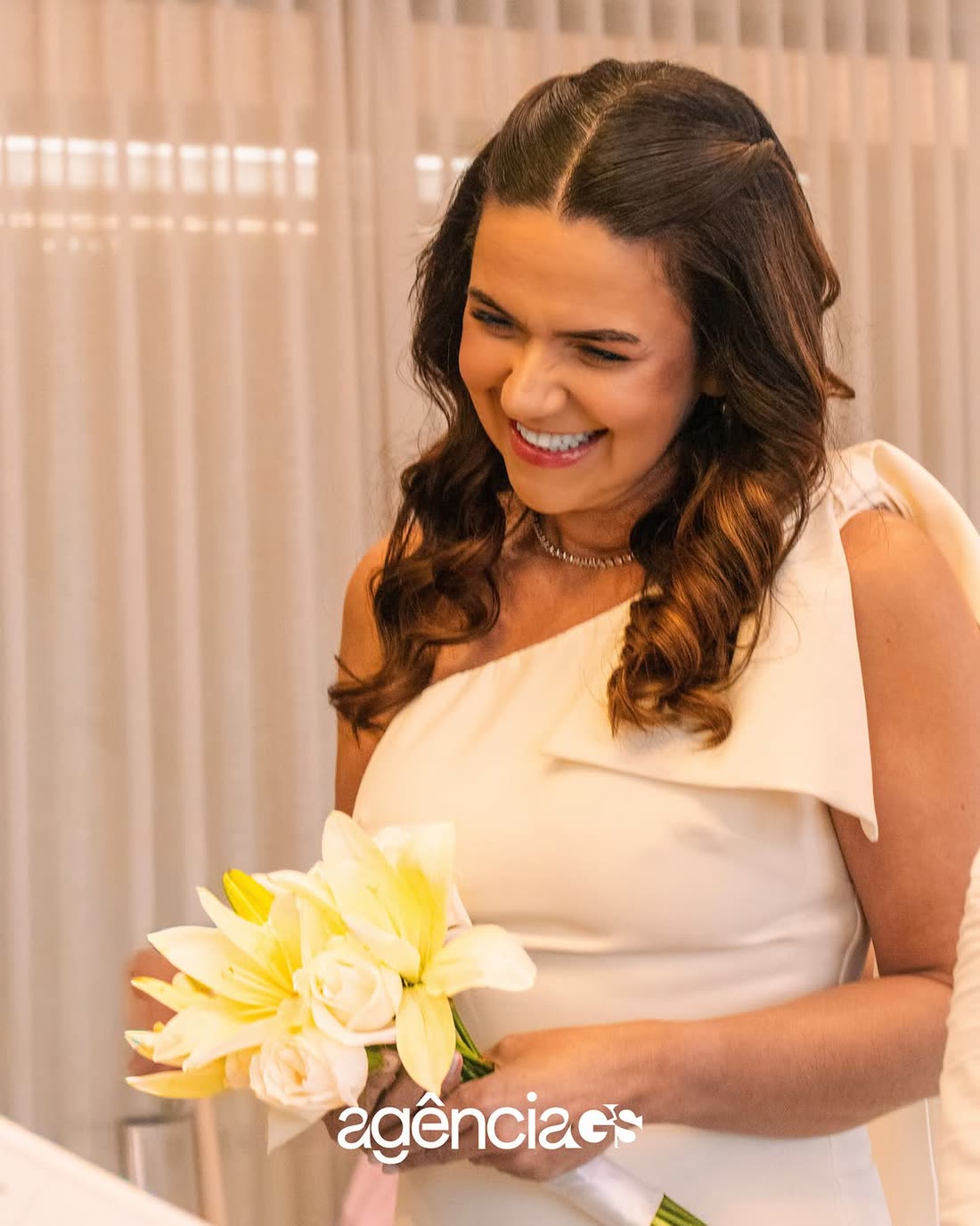 Noiva com buquê em fotografia de casamento
